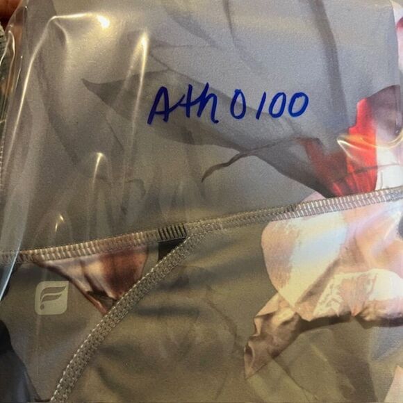 Fabletics Gia Printed PowerLite Capri Gray Floral Cropped Size XS - Picture 13 of 13